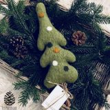 Sjarmerende tre i filtet ull (28 cm)