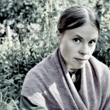 Bissie HELLIG FJELL ovalt anheng med granat