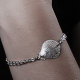 Kamskjell armbånd med ankerkjede og delfinlås