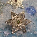 Northern Rose anheng og brosje med peridot