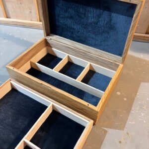 No.2 til bunad sølv i eik. FErdig gravert med "Bunadsølv"